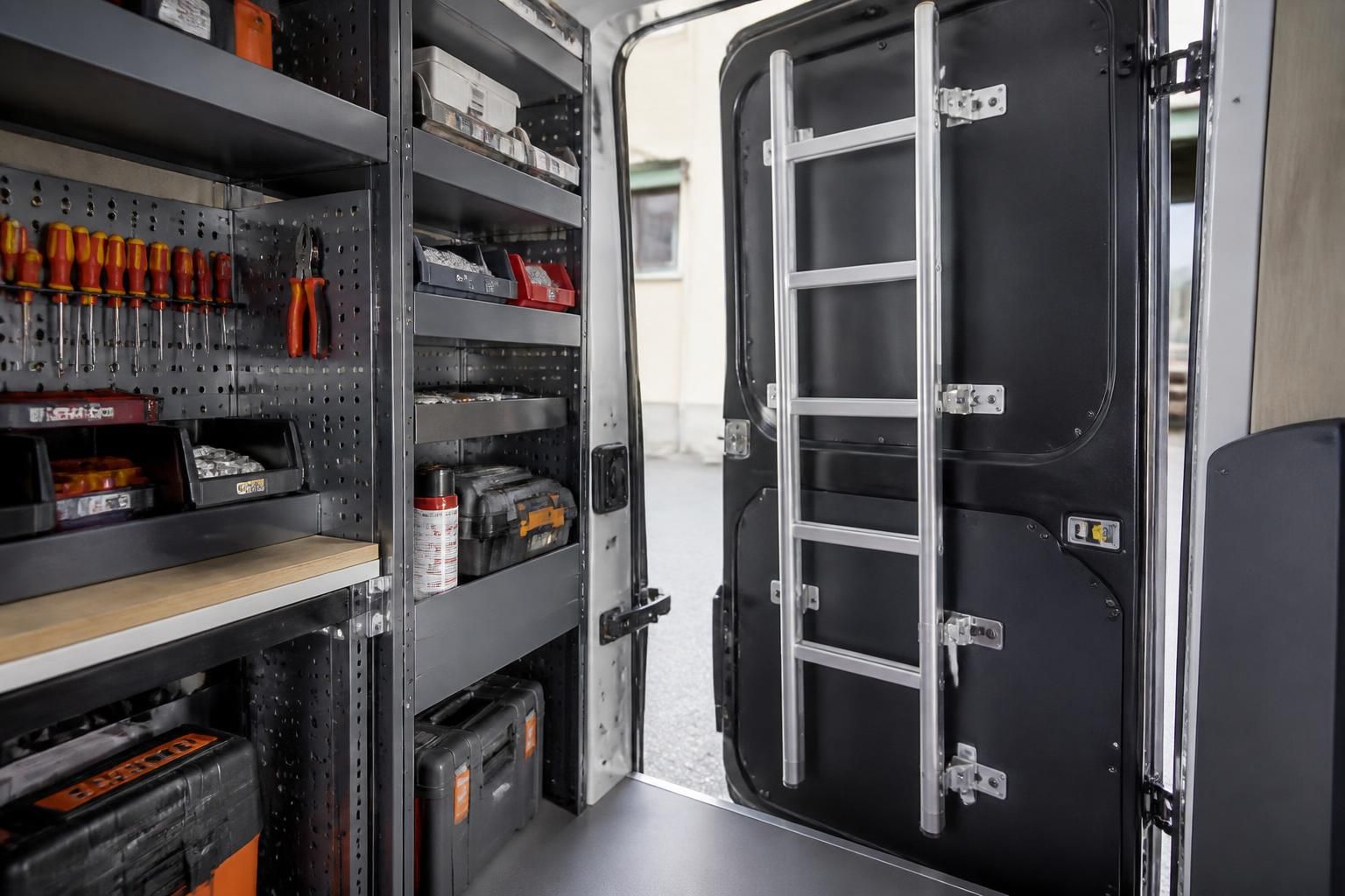 découvrez nos portes échelle intérieur utilitaire, conçues pour optimiser l'espace de votre camion et offrir un rangement pratique et sécurisé.